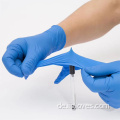 Blaue nitrile Handschuhe tragen ölbeständige Handschuhe
